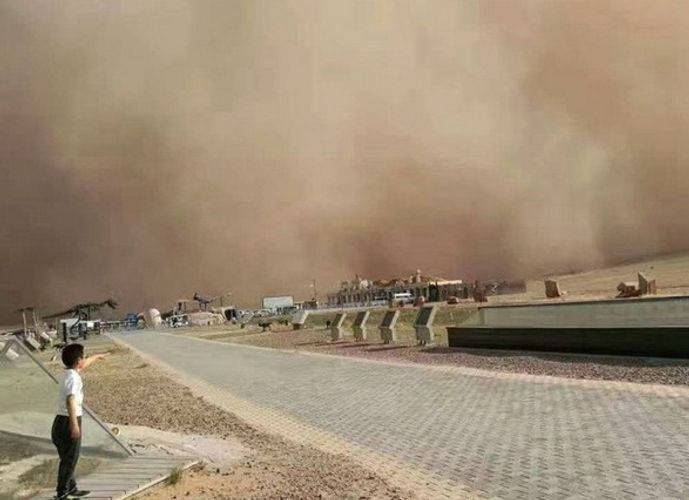 Шесть человек погибли, 81 пропал без вести в Монголии из-за песчаной бури
