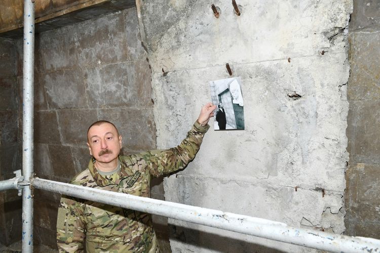 Президент Ильхам Алиев и первая леди посетили комплекс музея-мавзолея Моллы Панаха Вагифа в Шуше
