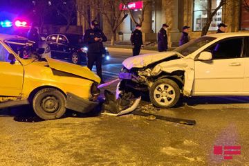 При ДТП в Баку пострадали три человека - ФОТО