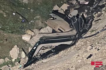 В Баку Opel протаранил два автомобиля и упал овраг, есть погибший - ФОТО