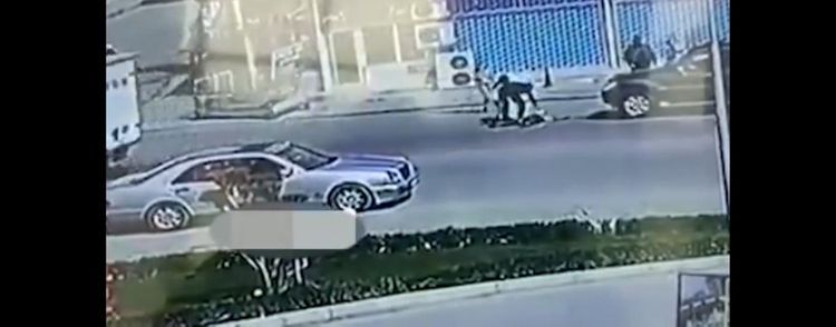 Установлена личность женщины, бросившейся под колеса автомобиля