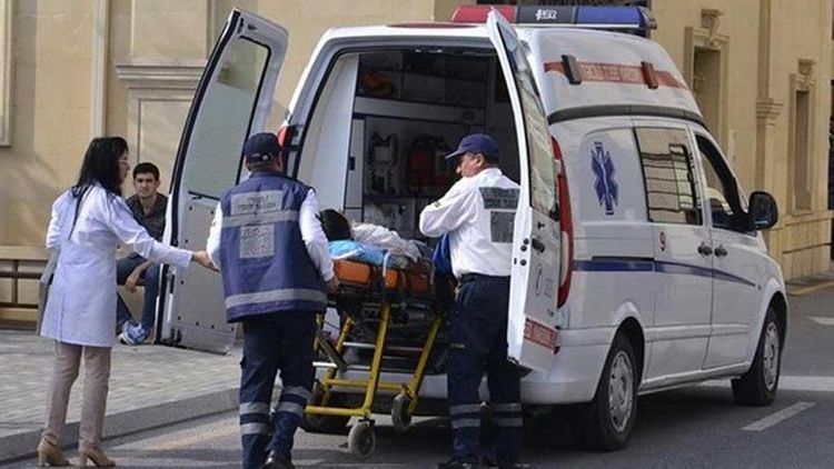 В Баку мужчина нанес себе ножевые ранения