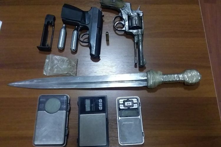 В Евлахе у бывших заключенных изъяли наркотики и оружие