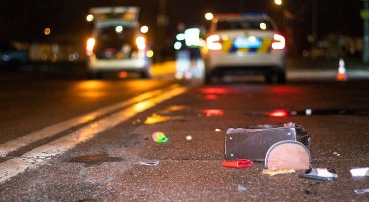 В Баку женщина бросилась под машину, пытаясь покончить с собой
