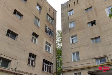 В Баку камера зафиксировала момент падения каменной плиты на голову подростка  - ВИДЕО - ОБНОВЛЕНО