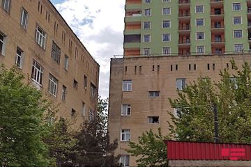 В Баку камера зафиксировала момент падения каменной плиты на голову подростка  - ВИДЕО - ОБНОВЛЕНО
