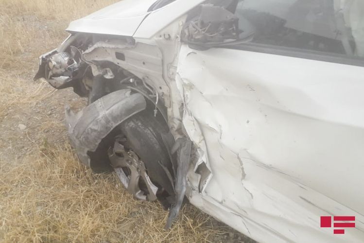 В Мингячевире легковой автомобиль столкнулся с микроавтобусом, пострадали 5 человек