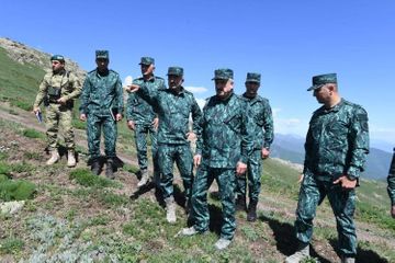 Помощник президента и начальник Госпогранслужбы побывали на границе с Арменией