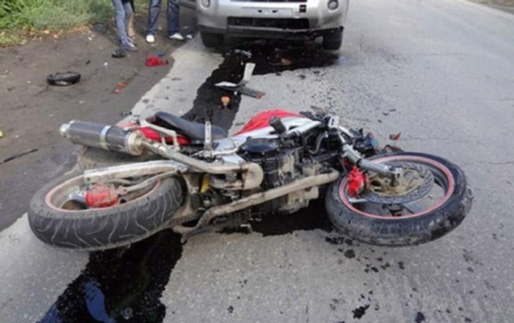 В Баку из-за сильного ветра мотоцикл ударился об автомобиль