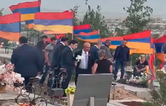 Родители солдат выгнали Роберта Кочаряна с кладбища - ВИДЕО 