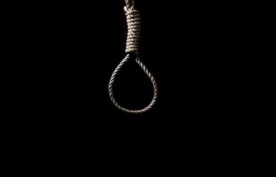 В Баку 27-летний парень повесился в парке