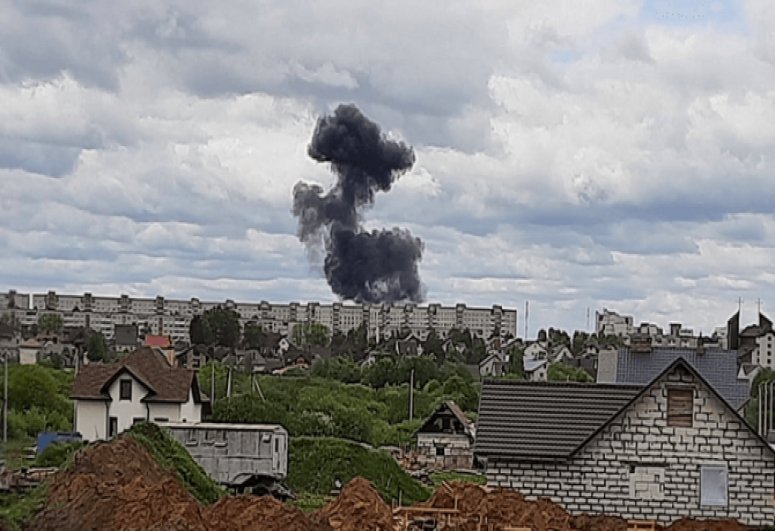 В Беларуси на жилой дом упал военный самолет,  пилоты  погибли-ОБНОВЛЕНО 
