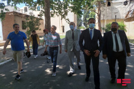 Французские журналисты посетили территорию в Гяндже, подвергшуюся обстрелу со стороны Армении-ФОТО 