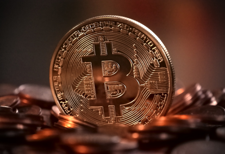 Цена биткоина упала на 50% за месяц
