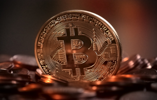 Цена биткоина упала на 50% за месяц