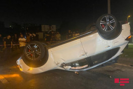 В Баку перевернулся Porsche, тяжело ранена женщина-ФОТО 