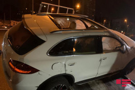 В Баку перевернулся Porsche, тяжело ранена женщина-ФОТО 