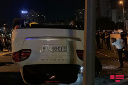 В Баку перевернулся Porsche, тяжело ранена женщина-ФОТО 