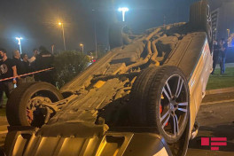 В Баку перевернулся Porsche, тяжело ранена женщина-ФОТО 