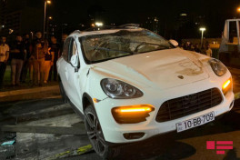 В Баку перевернулся Porsche, тяжело ранена женщина-ФОТО 