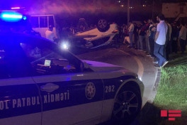 В Баку перевернулся Porsche, тяжело ранена женщина-ФОТО 