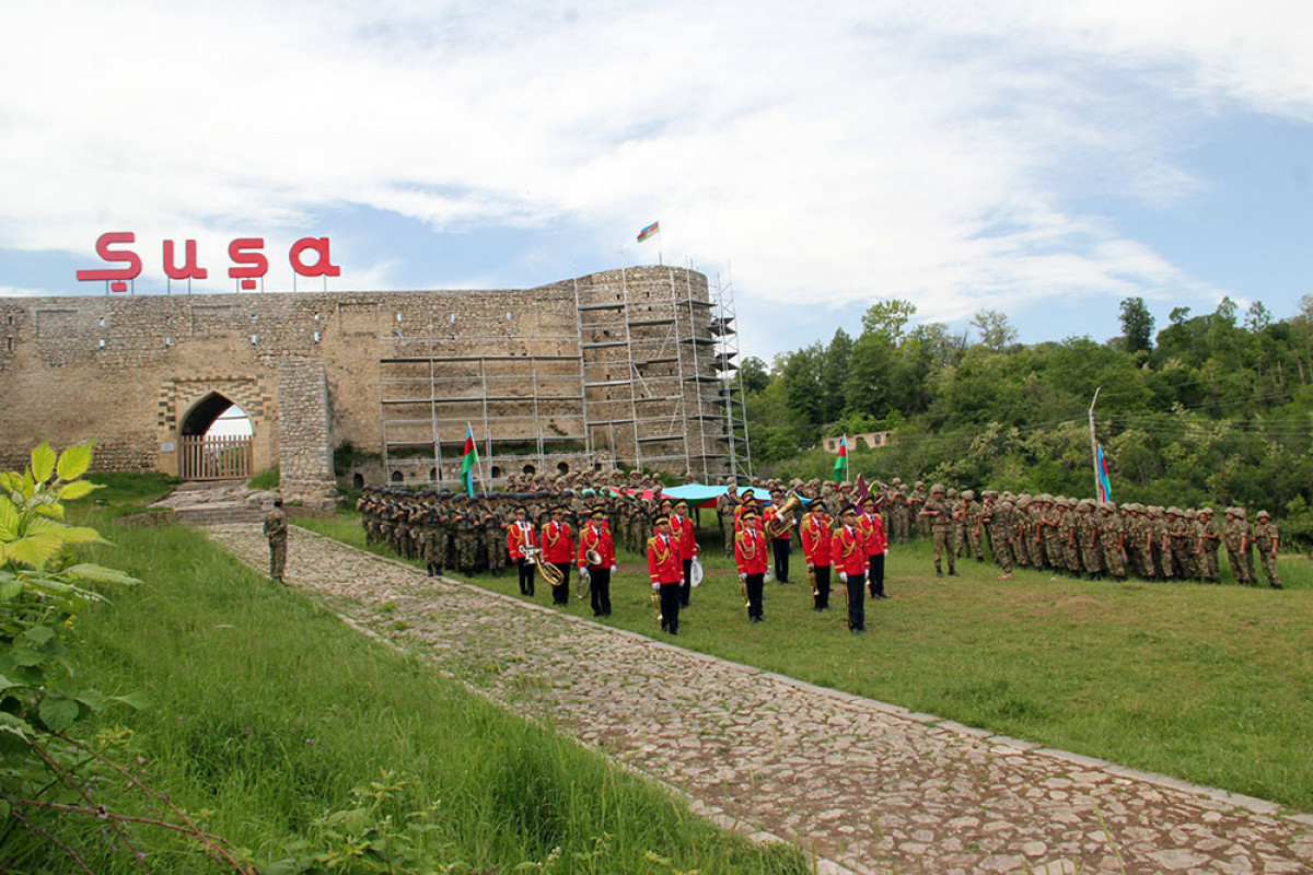В Шуше состоялось торжественное мероприятие с участием азербайджанских военнослужащих по случаю Дня Республики -ВИДЕО 
