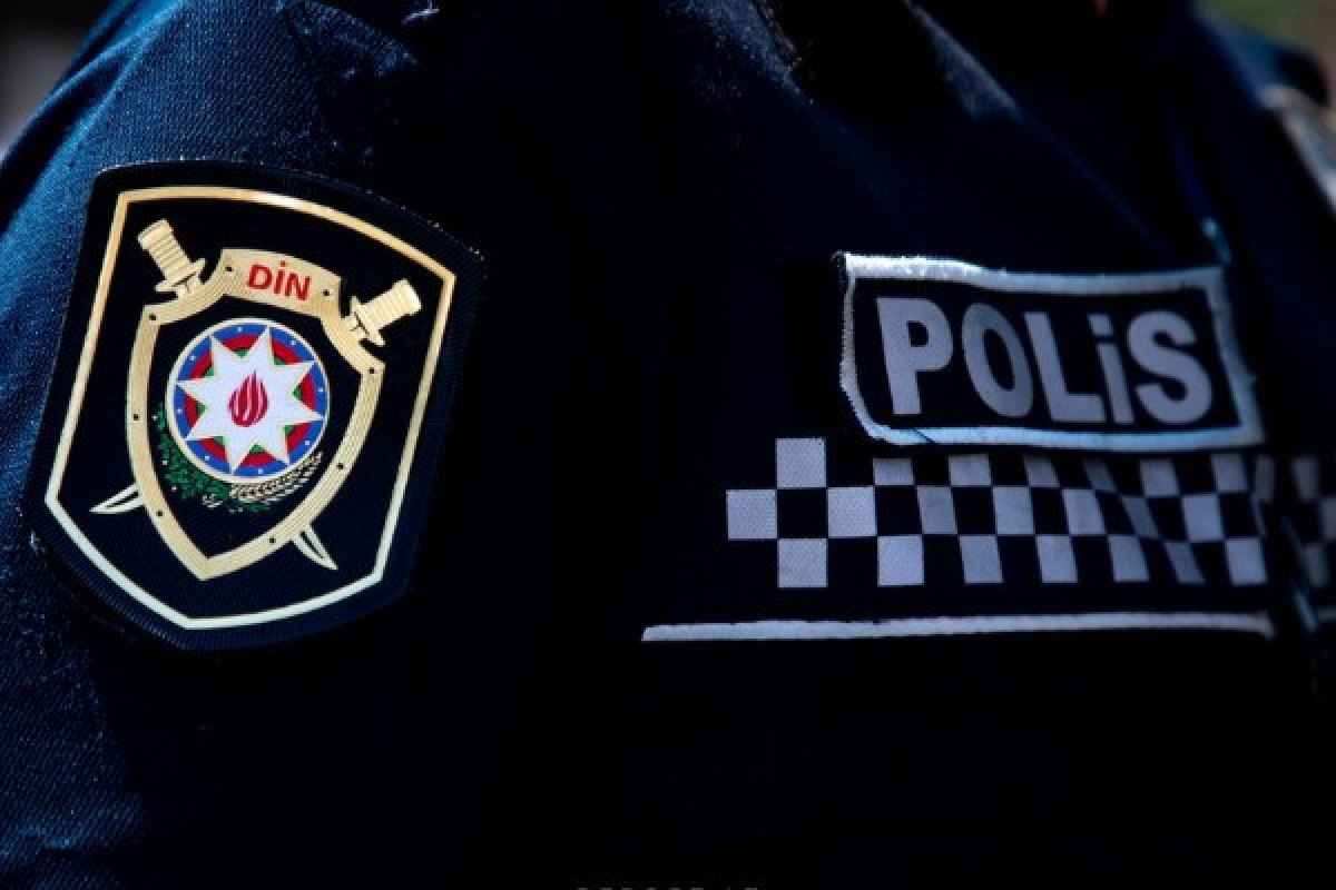 В Азербайджане сотрудник полиции ранил себя из табельного оружия