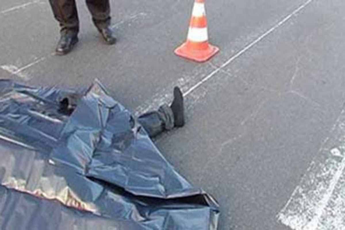 В Баку автомобиль сбил насмерть нетрезвого пешехода