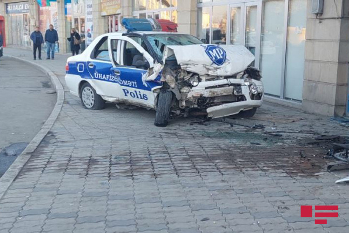 В Гяндже полицейский автомобиль попал в ДТП: погиб один человек, еще один госпитализирован-ФОТО 