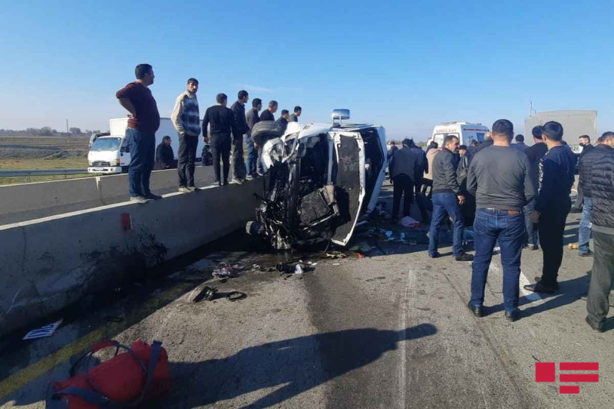В Кюрдамирском районе микроавтобус врезался в бетонное ограждение, пострадали 10 человек