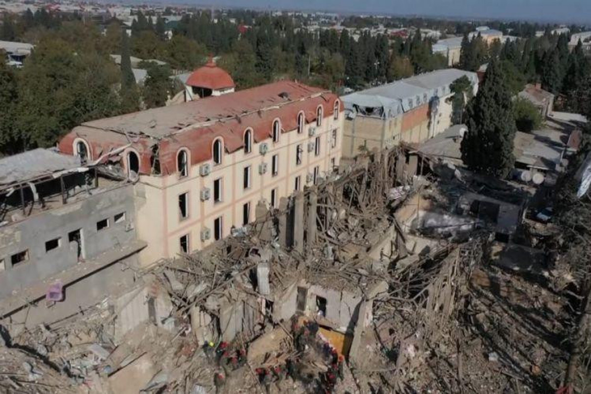 Территория в Гяндже, подвергшаяся ракетному обстрелу со стороны Армении