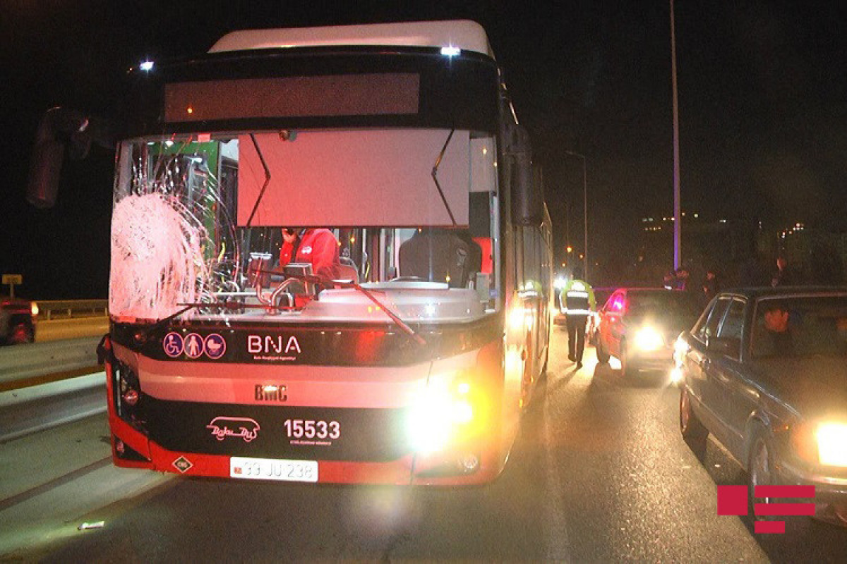 В Баку автобус BakuBus сбил насмерть пешехода