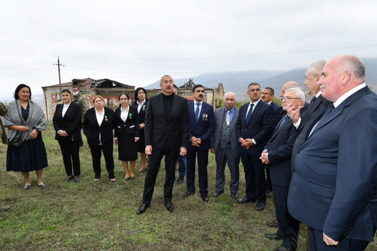 Президент Ильхам Алиев вместе с представителями общественности Ходжавендского района посетил село Туг