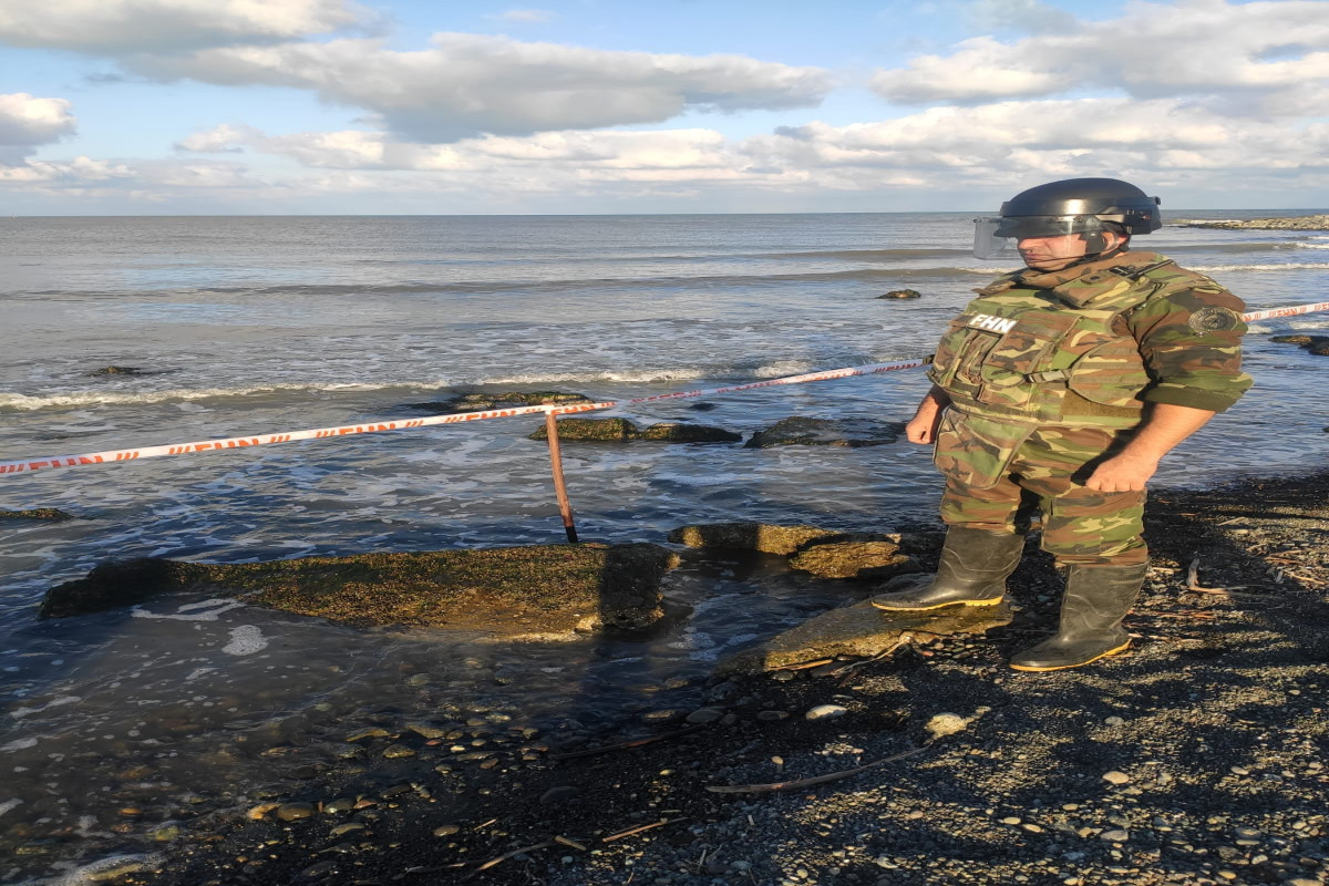 В Лянкяране в Каспийском море возле берега обнаружена противотанковая мина 