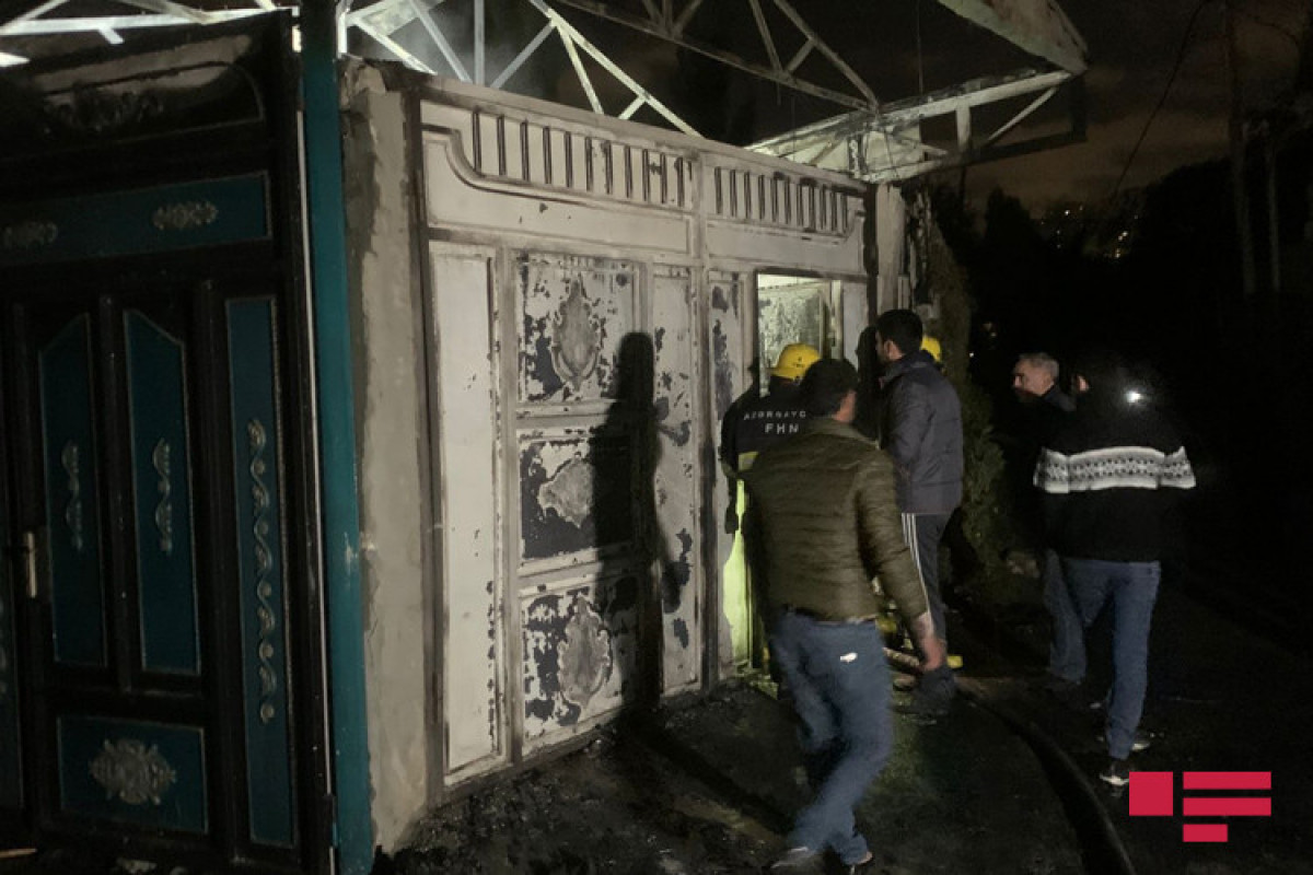В Баку сгорел дом с тремя автомобилями во дворе -ФОТО 