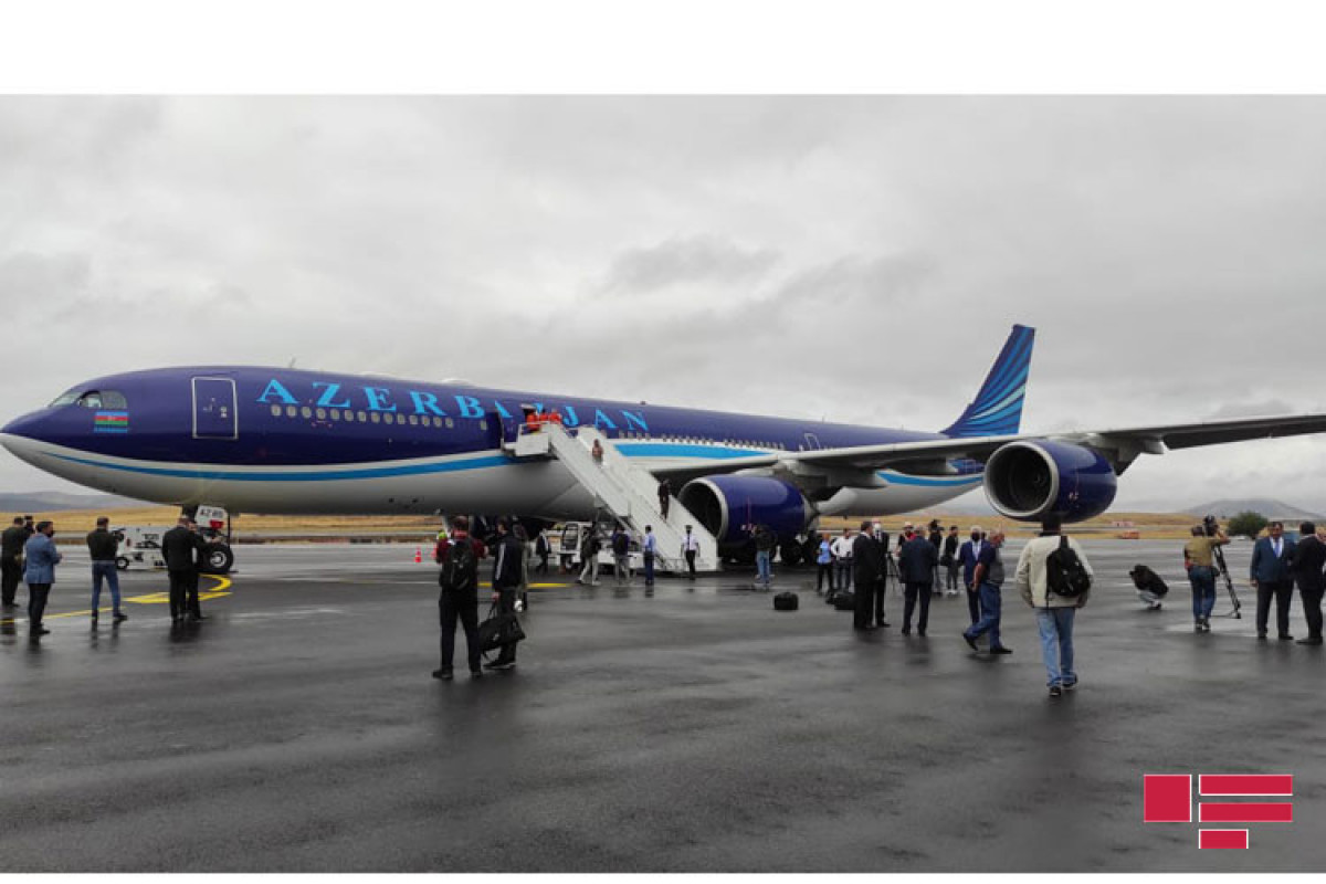 Пассажирский самолет «Карабах» вернулся из Физулинского международного аэропорта в Баку 