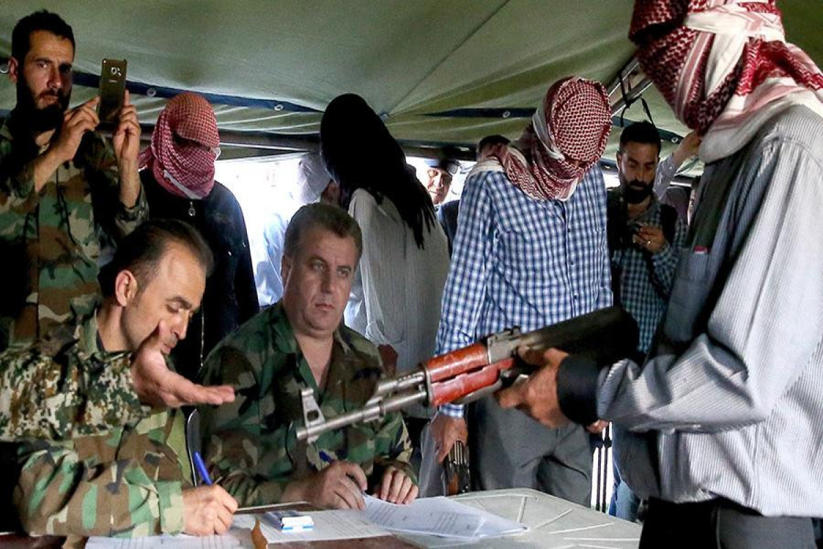 На юге Сирии более 400 боевиков сложили оружие