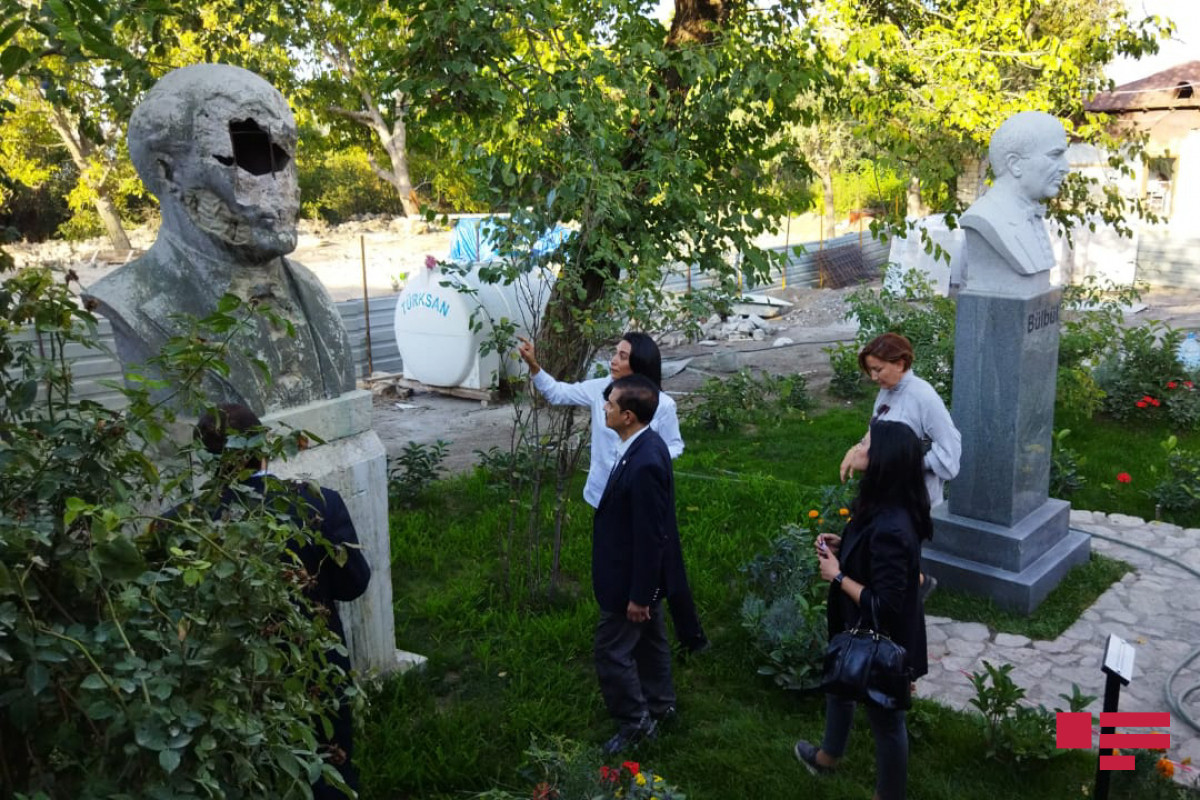 Делегация Ассоциации Омбудсменов ОИС в доме-музее Бюльбюля в Шуше