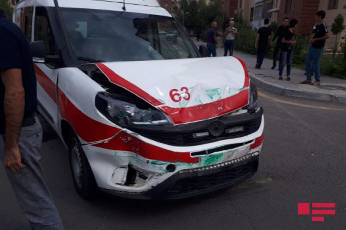 В Мингячевире карета скорой помощи попала в ДТП-ФОТО 