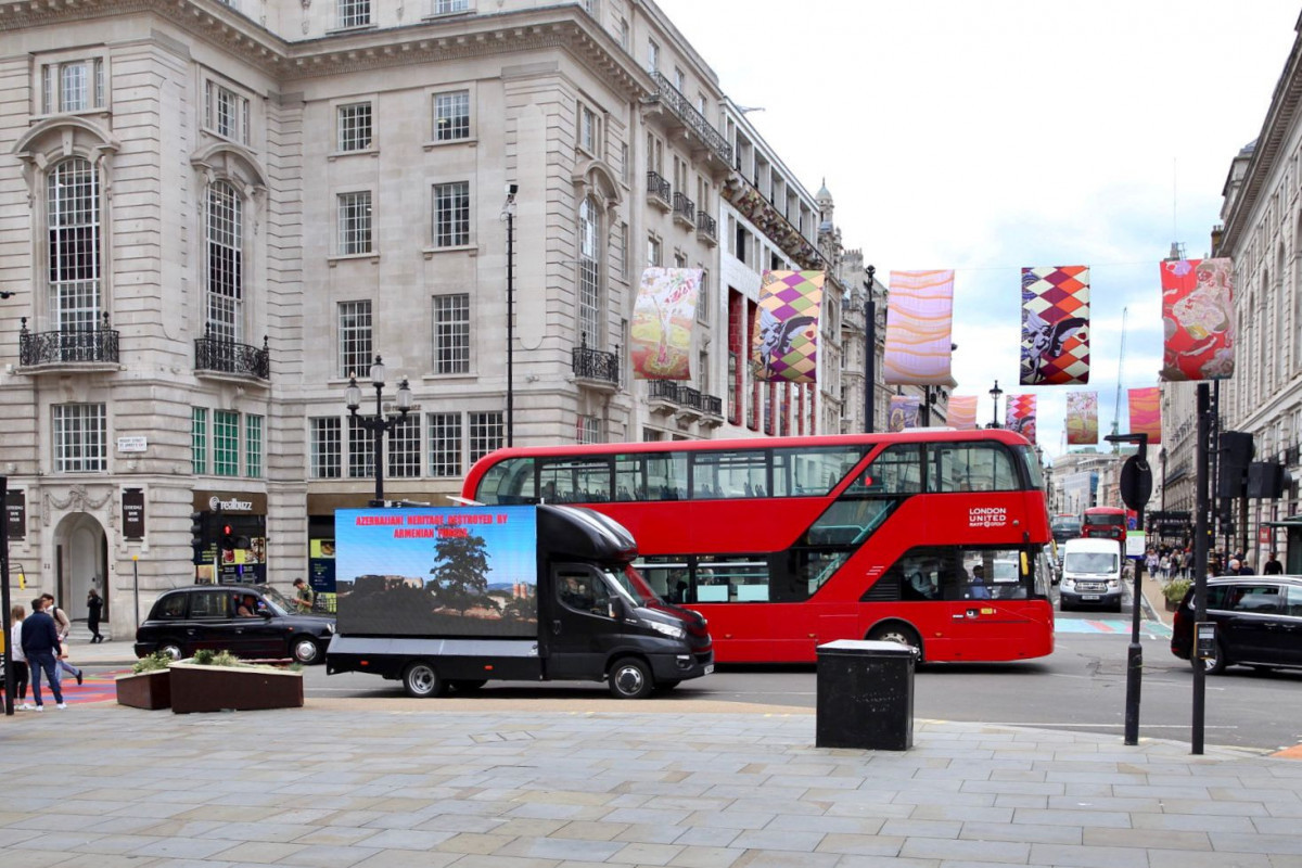 В Лондоне прошла информационная акция в честь Дня памяти-ФОТО 