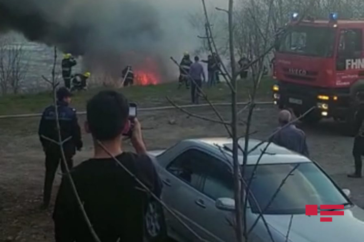Перевернувшийся на перевале Агсу автомобиль загорелся