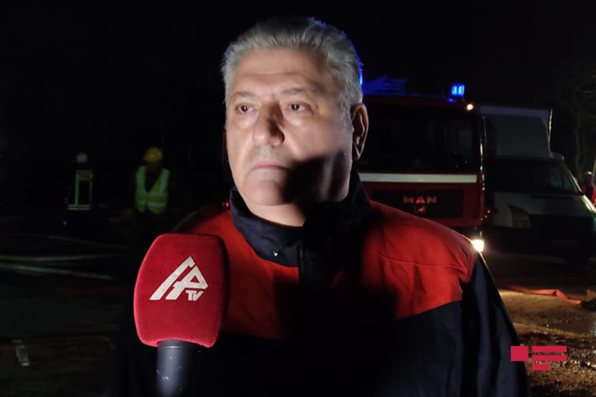 Генерал: В тушении пожара в мебельном цеху в Баку участвовали 20 единиц техники и более 90 единиц живой силы
