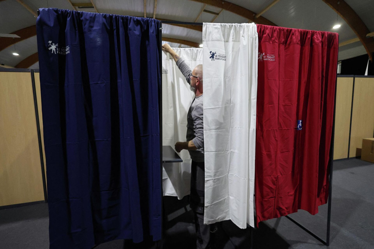 Во Франции открылись избирательные участки на президентских выборах