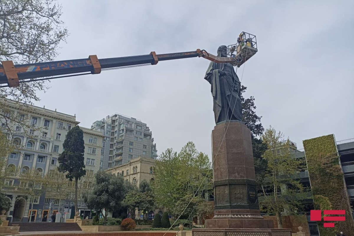В Баку началась очистка памятников