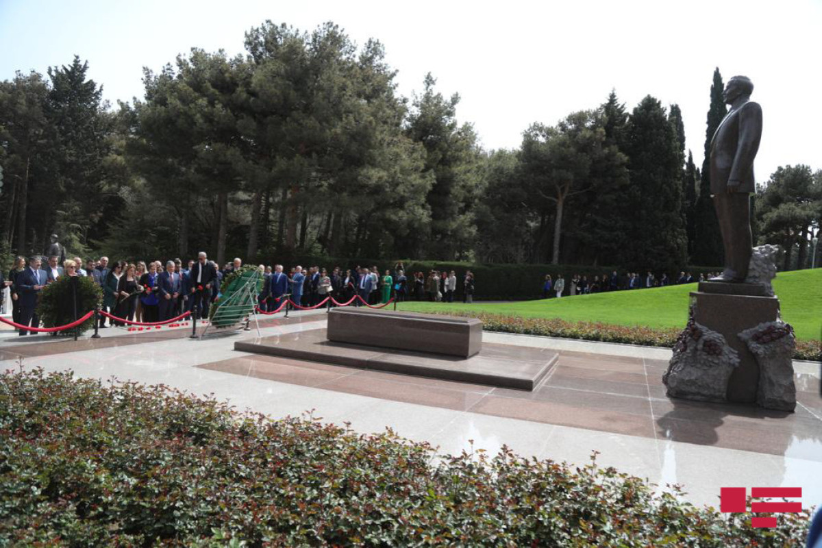 Участники V Съезда азербайджанцев мира посетили могилу Гейдара Алиева