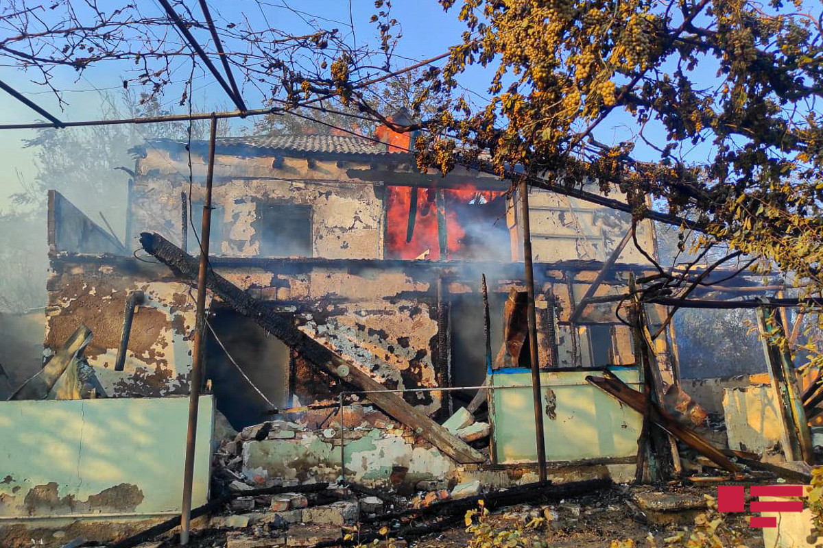 В результате пожара на зерновом поле в Шабране пострадали несколько объектов