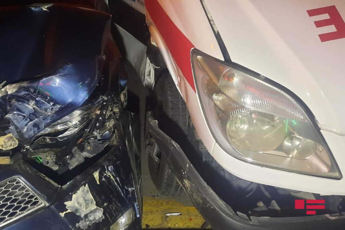 В Баку машина скорой помощи попала в аварию, врач получил травмы-ФОТО 