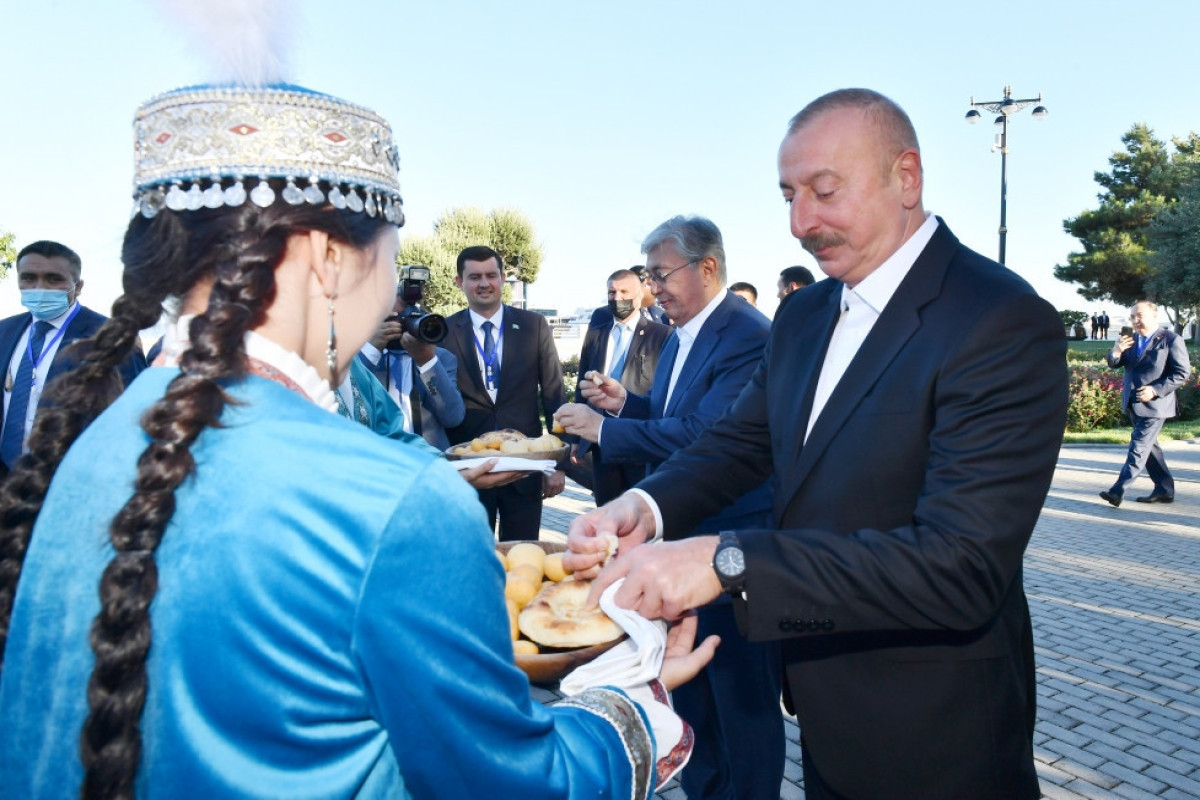 Президенты Азербайджана и Казахстана ознакомились с «казахской юртой»