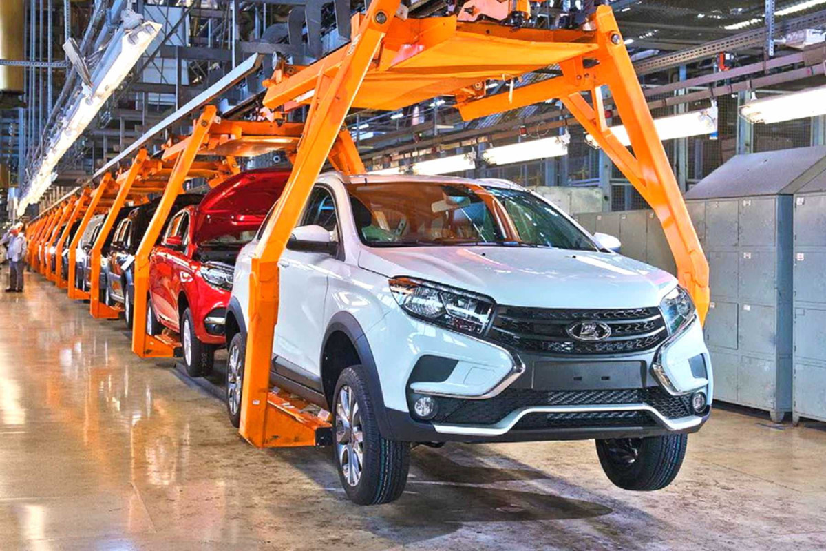 Производство легковых автомобилей в России в июле упало на 80,6%