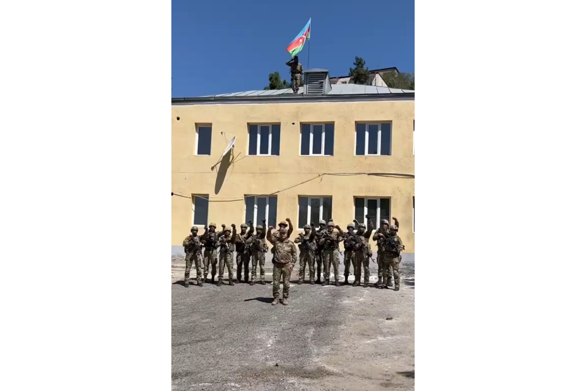 В центре города Лачин поднят флаг Азербайджана